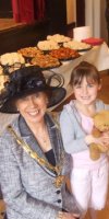 Mayor-SheilaDerwent-with-young-girl