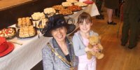 Mayor-SheilaDerwent-with-young-girl